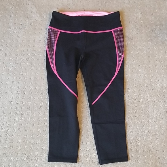 Victoria's Secret Pants - Victoria Secret Knockout Capri NWOT 💪😜 size M